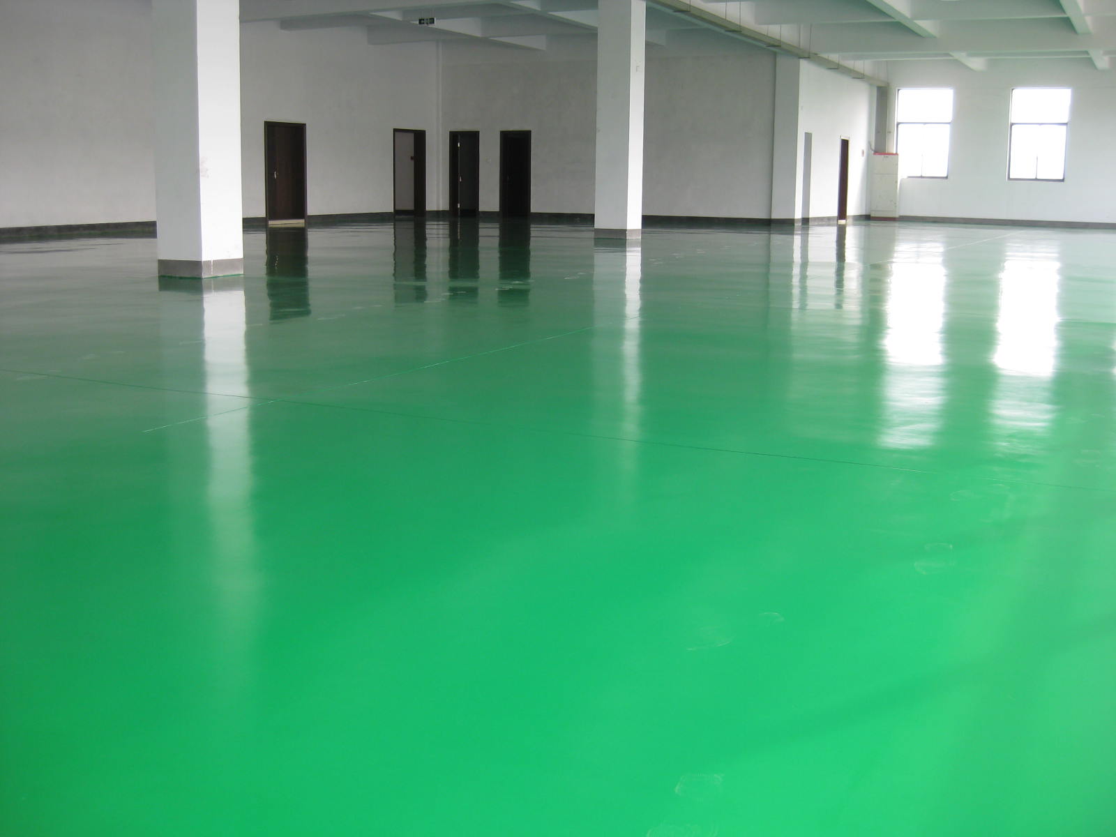 地面磨损难清洁？环氧地坪漆施工为您解决后顾之忧